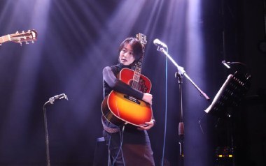 民谣在路上吉他谱_前冲乐队_C调指法弹唱谱_图片六线谱