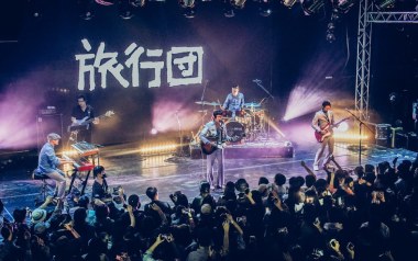 阿奶吉他谱_旅行团乐队_D调指法原版弹唱谱_图片六线谱